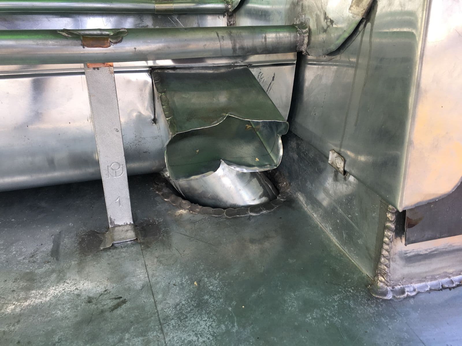 Zinguerie soudée : chéneau et descente d'eaux pluviales en zinc
