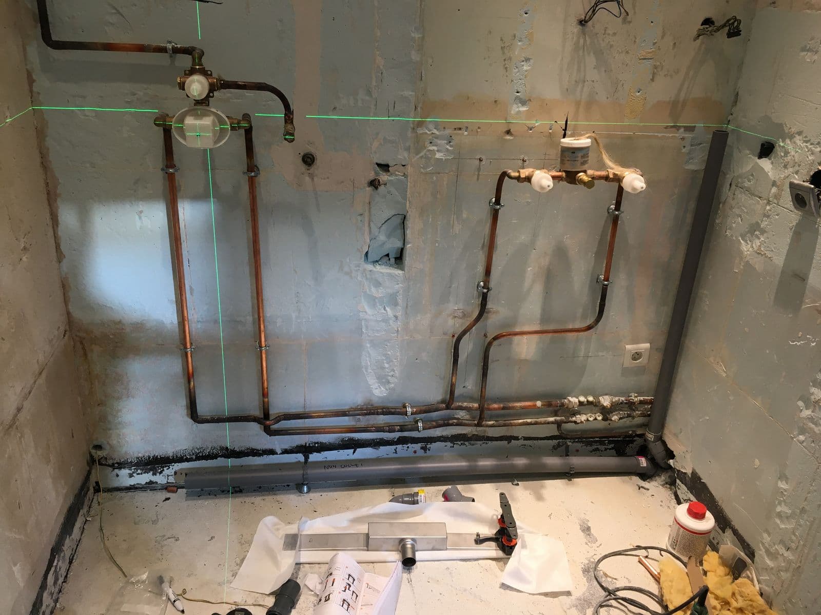 Alimentations en cuivre et évacuations d'une salle de bain en cours de rénovation